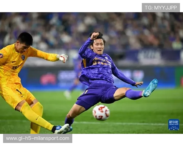 云南玉昆的一脚快速分球让对方措手不及