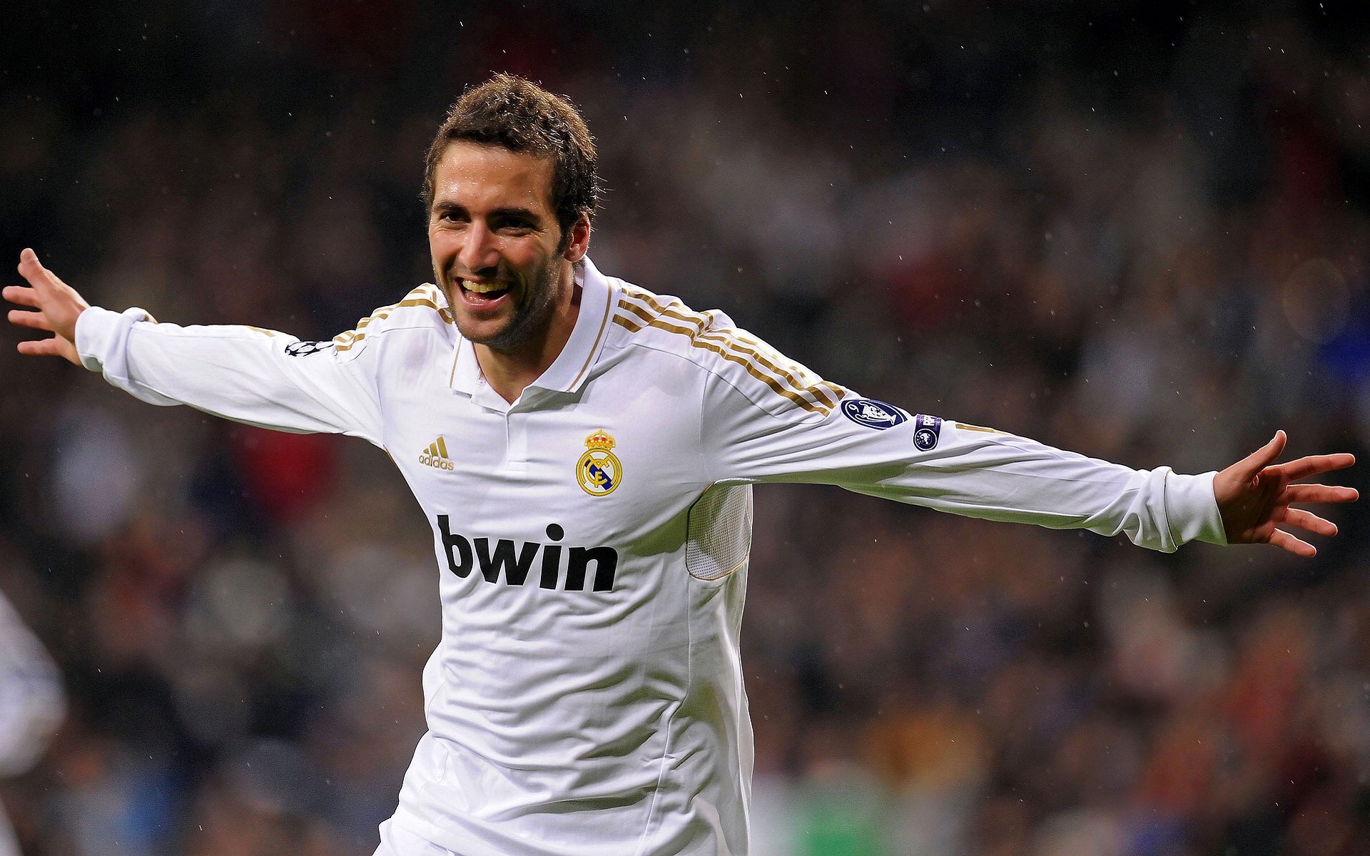 “简阳文体中心：羽毛球赛场高手对决，观众连连喝彩”